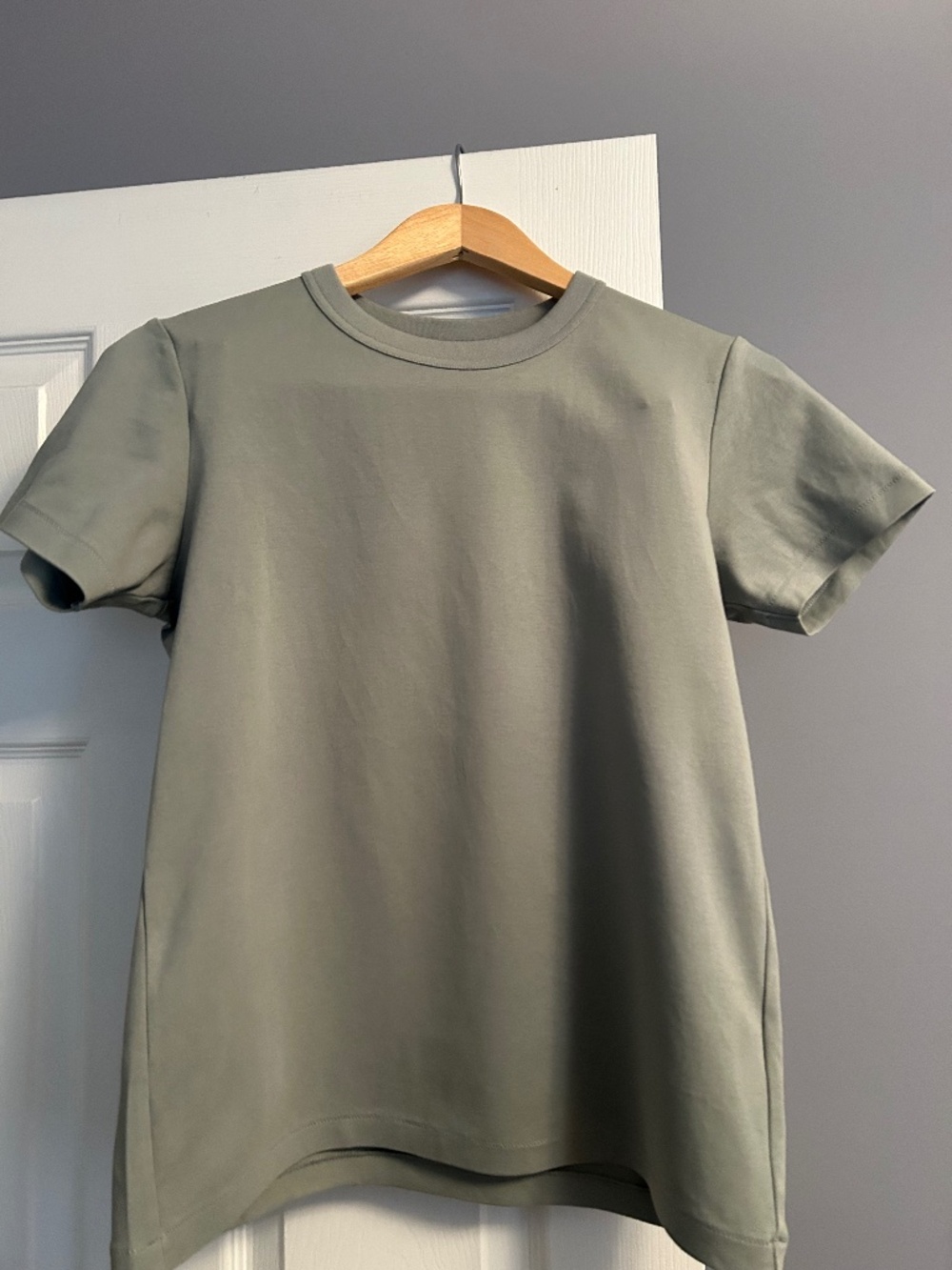 UNIQLO Sage Green Crew Neck Short Sleeve T-Shirt - Size Medium